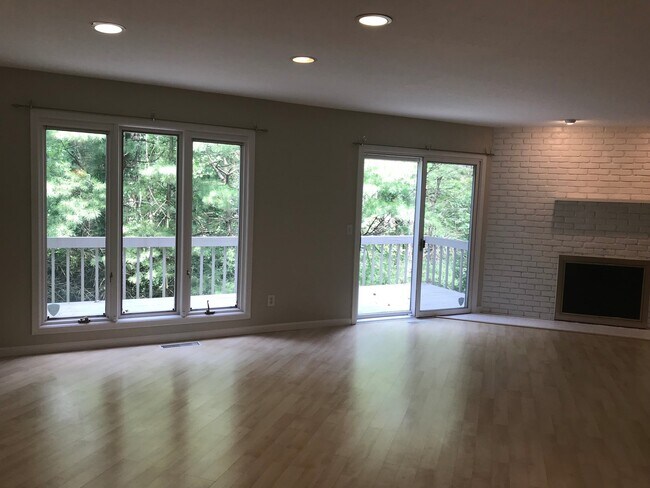 Building Photo - Solon 4 Bedroom Rental