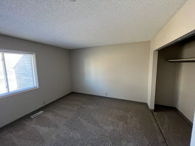 Building Photo - Conveniently Located Downtown Apartment!