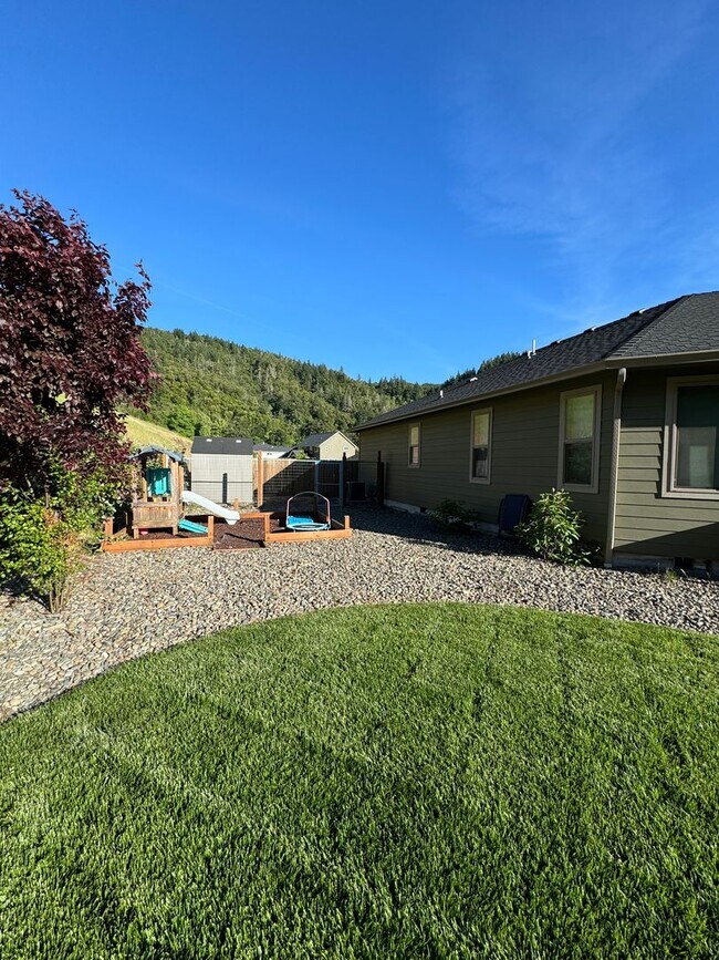 Building Photo - Newer Winchester 4 bedroom 2 bath home