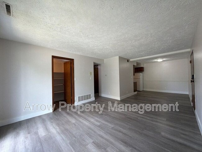 Building Photo - 3341 Holdrege St