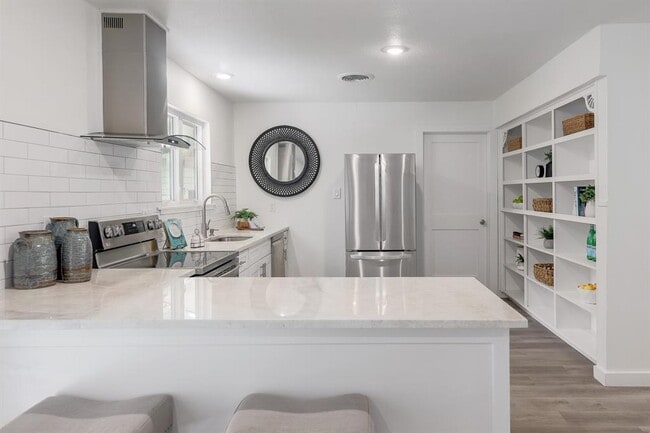 Building Photo - 3300 Catalina Dr