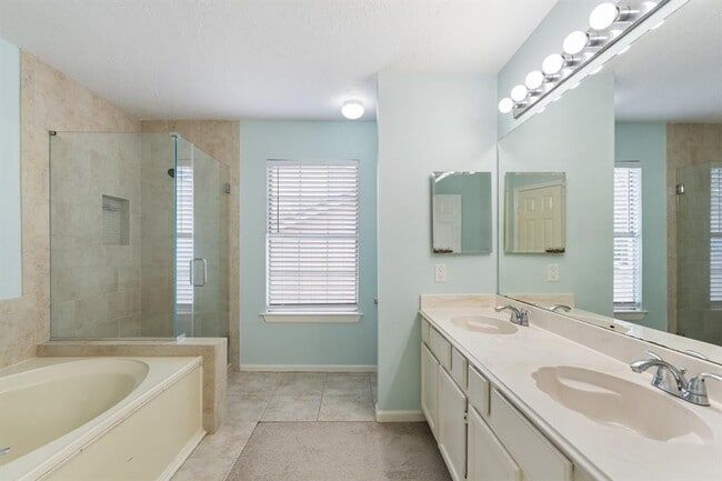 Building Photo - 7015 Redwood Falls Dr