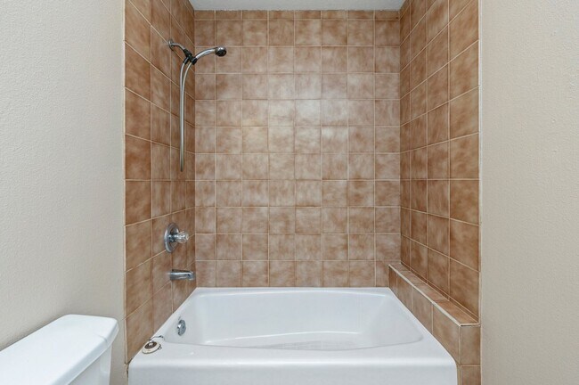 Building Photo - Spacious Home in Navarre!
