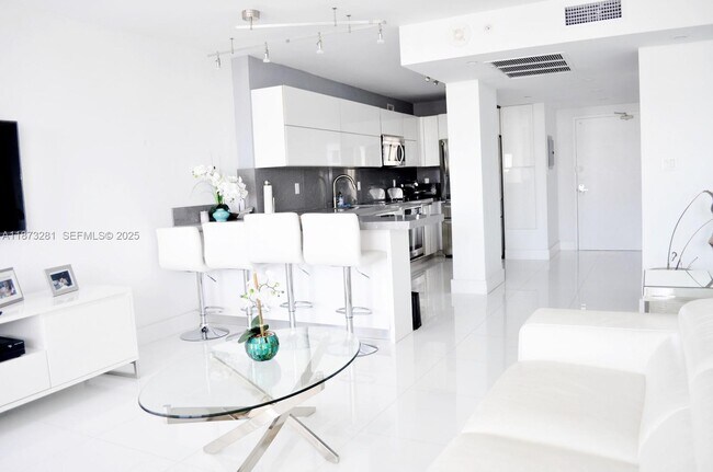 Building Photo - 100 Lincoln Rd