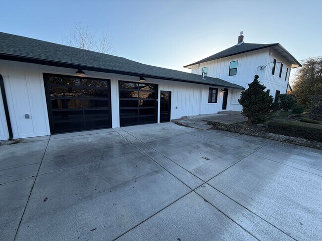 Building Photo - WAL2 - FULLY renovated 3 bed 1.5 bath on OAKWAY!