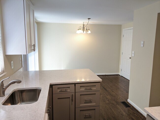 Building Photo - Renovated townhouse in established neighbo...
