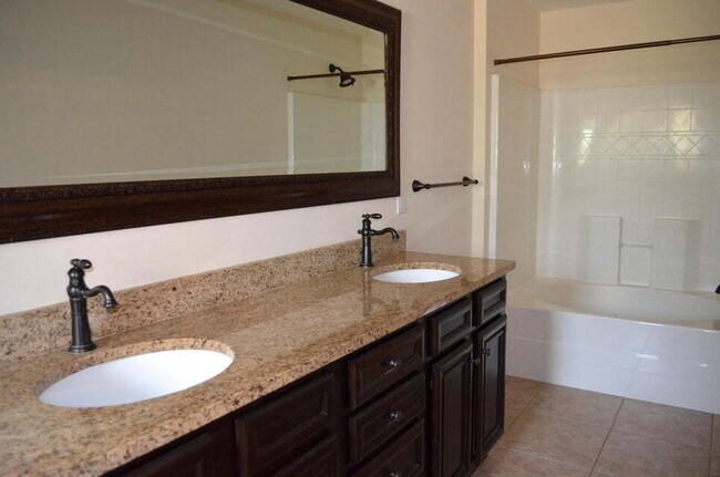 Building Photo - "Charming 3-Bed home with 2.5 Baths in the...