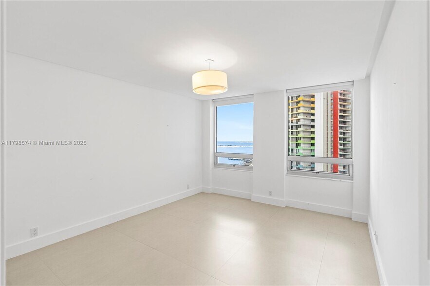 Building Photo - 1541 Brickell Ave