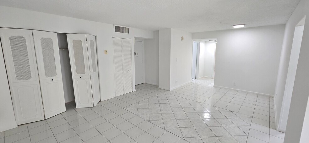Living area - 16919 N Bay Rd