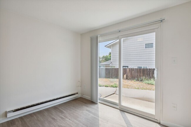 Building Photo - 1421 Spruce Ave