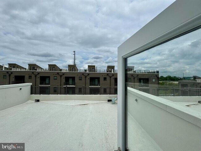 Building Photo - 906 Lakeview Ct