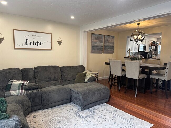 Building Photo - 909 Pleasant St