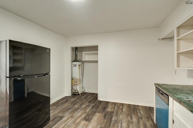 Building Photo - 604 E 1st St