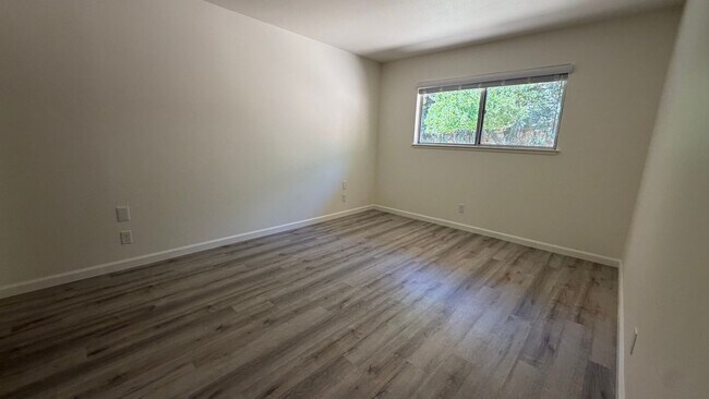 Building Photo - 7737 Southcliff Dr