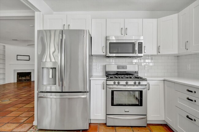 Building Photo - ALL THE CHARM! - Siesta Key 1+ acre on the Bay - 3 bed/ 2 bath pool home