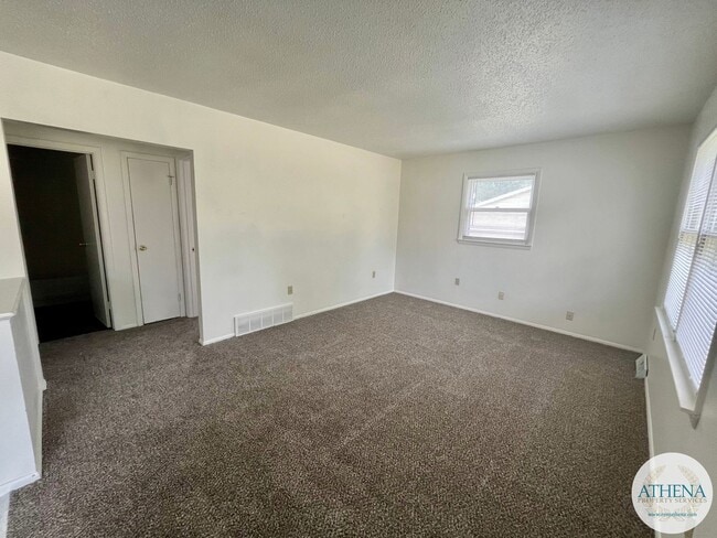 Building Photo - 2 Bedroom / 1 Bath House - SIZABLE YARD & ...