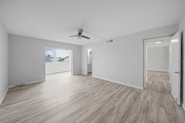 Building Photo - 4725 Cove Cir