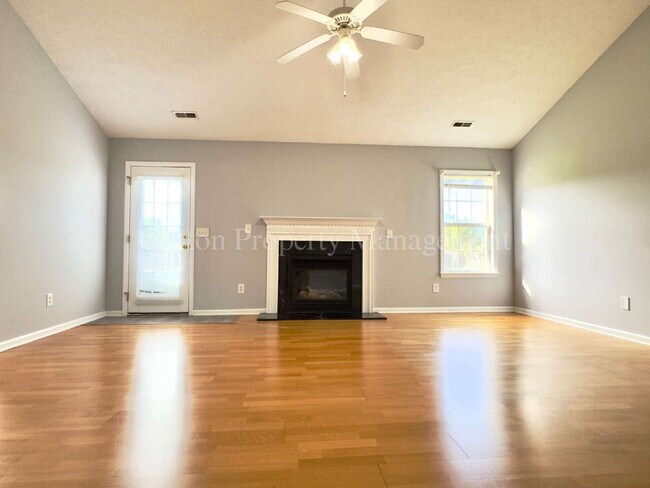 Building Photo - 3BR/2FB.$2300 per month