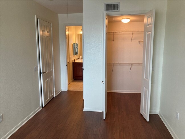 Building Photo - 7575 Kirby Dr