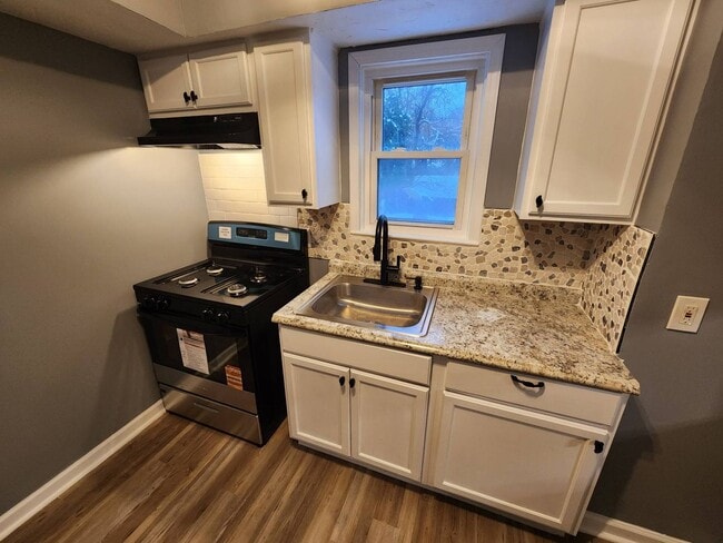 Building Photo - Charming 3-Bedroom Property in Prime Location