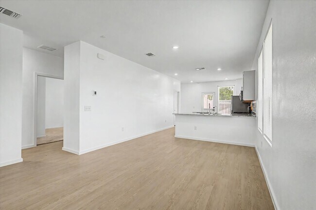 Building Photo - 511 Louis Ln