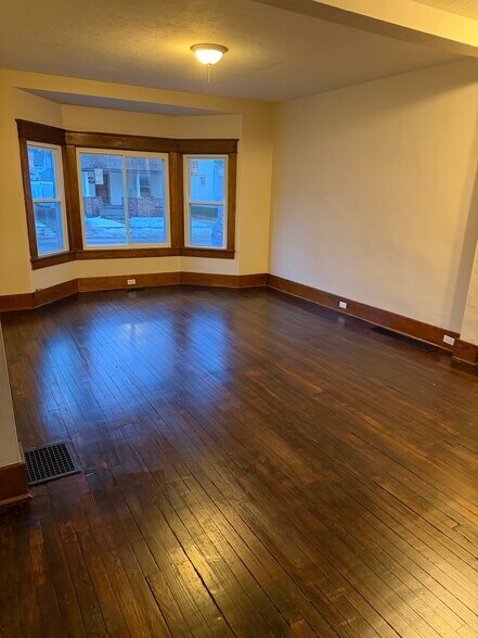 Building Photo - 1056 W 21st St