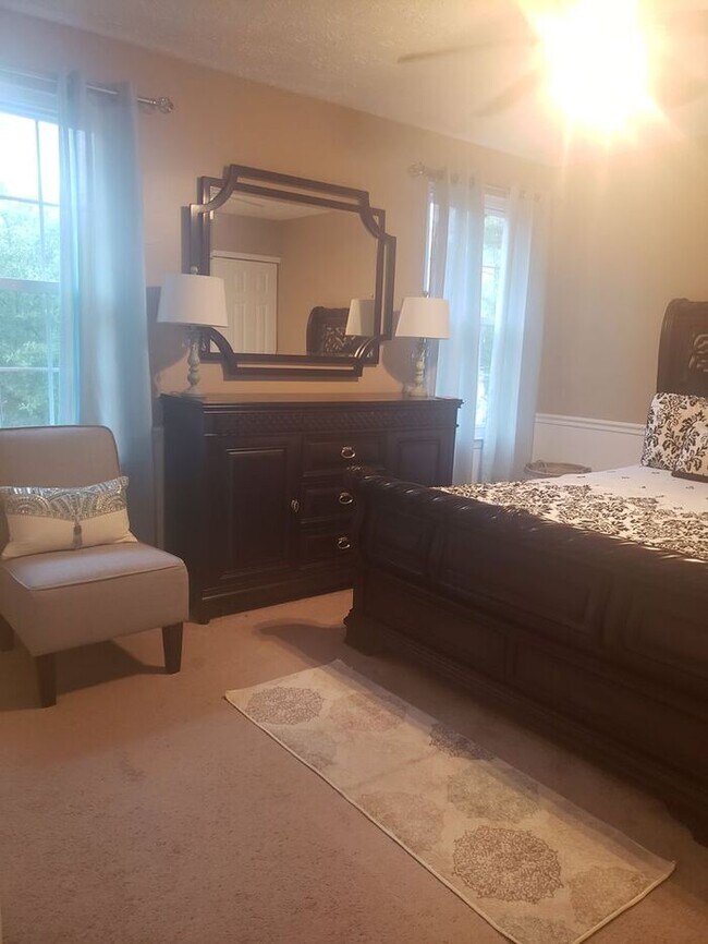 Building Photo - Charming 3-Bedroom, 2.5 Bath SFH with Fron...