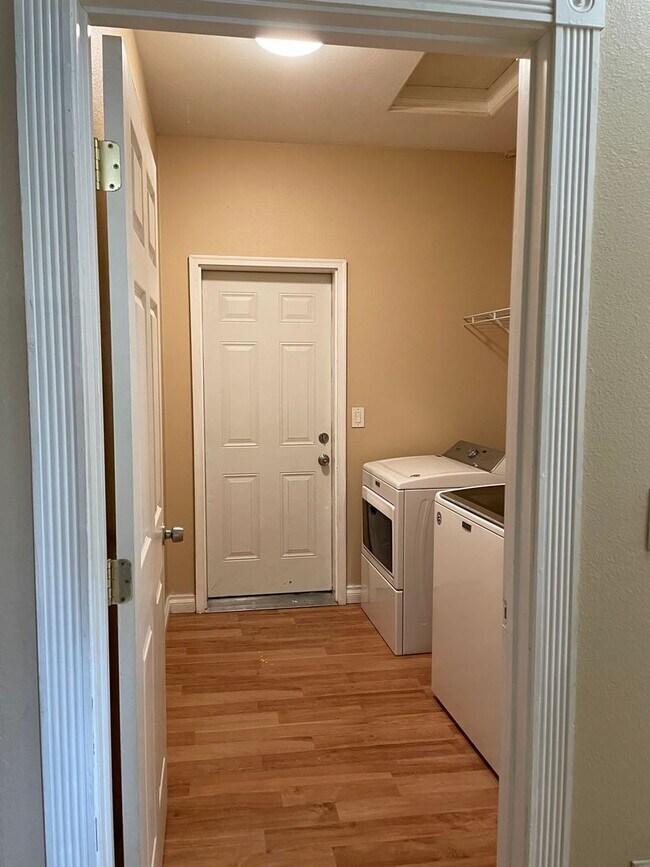 Building Photo - Beautiful 3 Bedroom Single Family Home With 2 Car Garage!