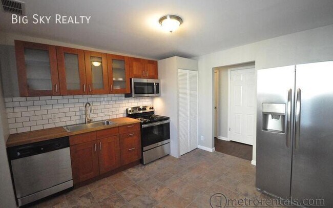 Building Photo - 452 W 3rd Ave