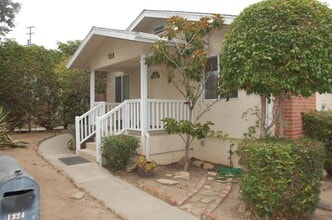 Building Photo - Charming California Cottage