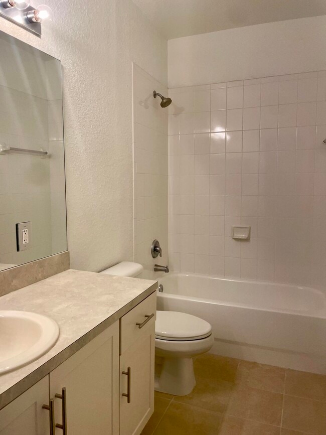 Building Photo - 5008 SE Mariner Garden Cir