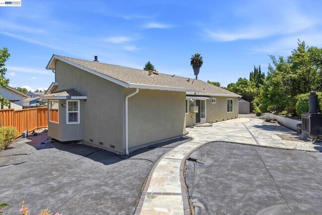 Building Photo - 325 Goshen Ct
