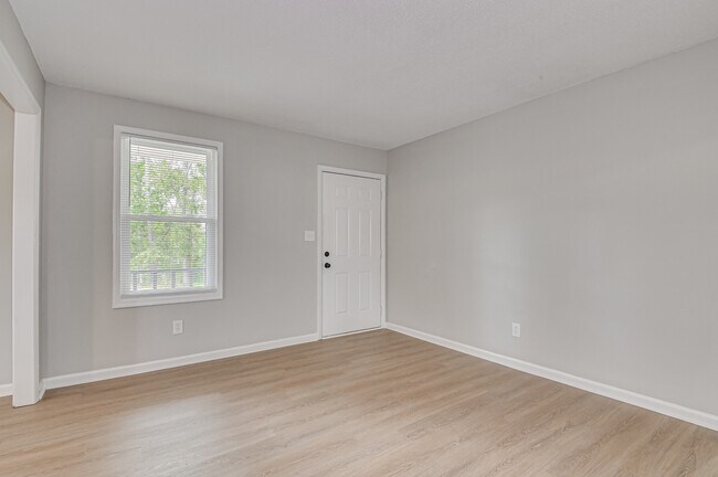 Building Photo - 208 Foxdale Dr