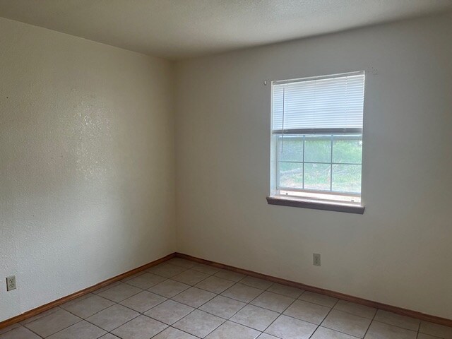 Building Photo - 1000 Wild Rose Ln