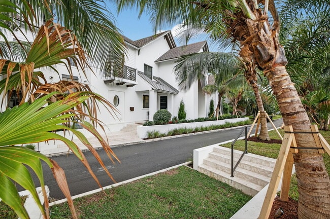 Building Photo - 400 Mola Ave