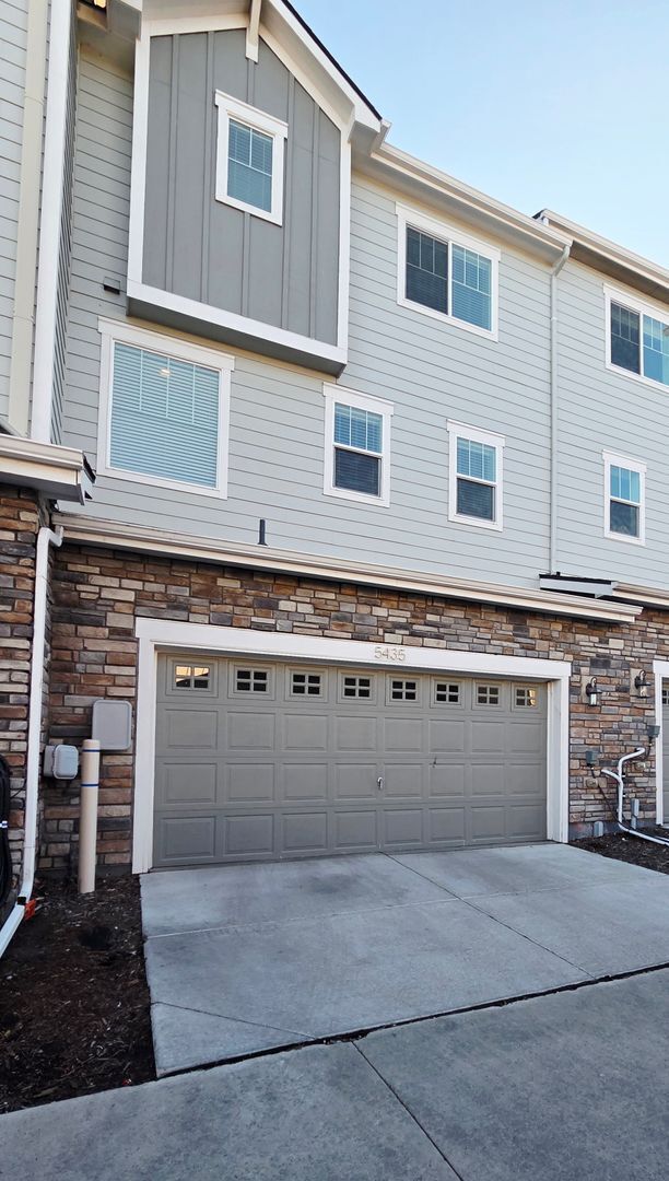 Building Photo - Charming, Spacious Townhome in a Prime Location | Move In Today & Save 50% on First Month