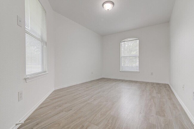 Building Photo - 205 Mood Lake Dr