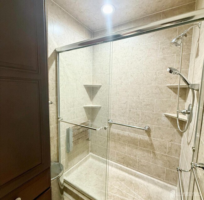 Building Photo - 1 Carriage Pl