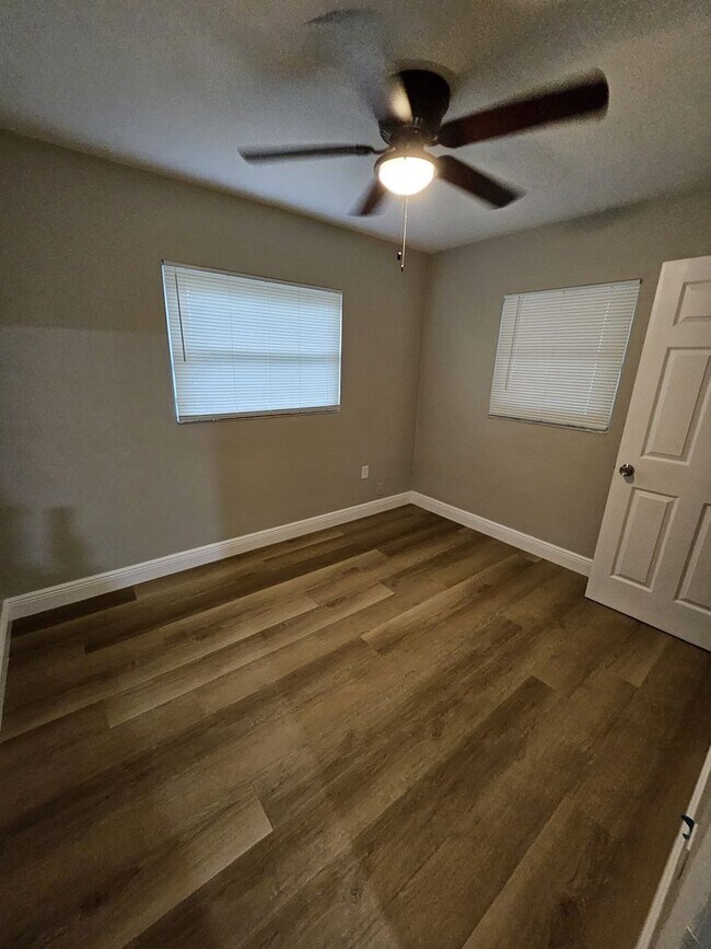 Building Photo - FOR RENT!!! SIMPLY STUNNING  3 BEDROOM 2 B...