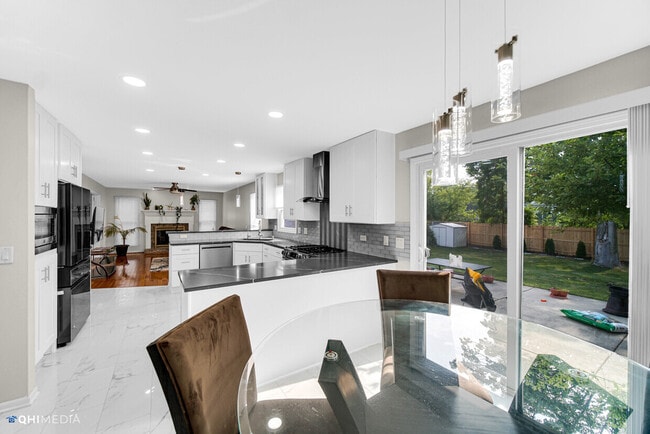 Building Photo - 2870 Roslyn Ln