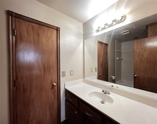 Building Photo - 113 S Mustang Rd