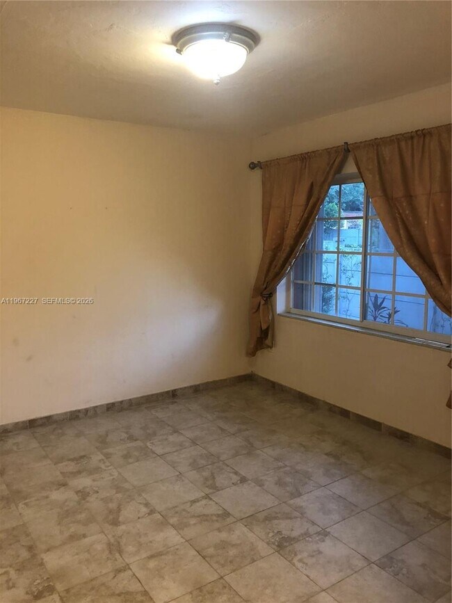 Building Photo - 1020 SW 5th St