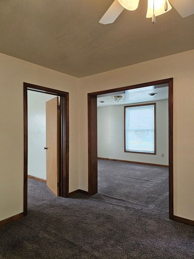 Building Photo - Large Home in Heart of BG