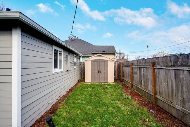 Building Photo - Cute 1 bedroom, 1 bathroom home near downt...