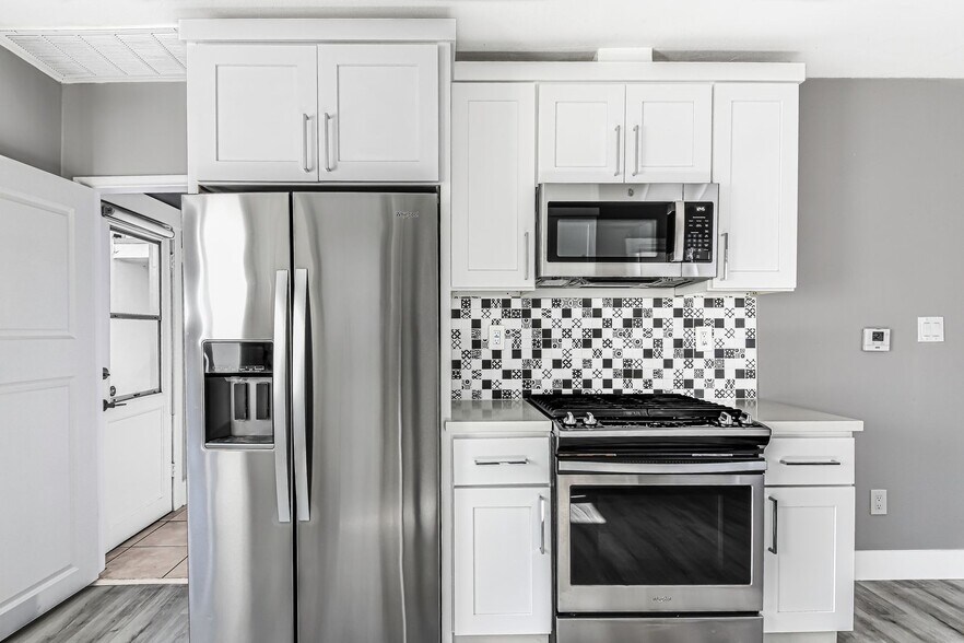 Building Photo - 2914 E 5th St