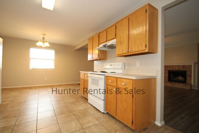 Building Photo - Hymesa Estates!