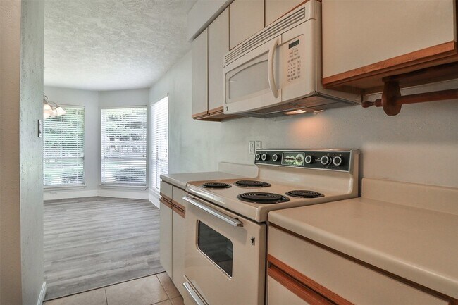 Building Photo - 10910 Scenic Dr