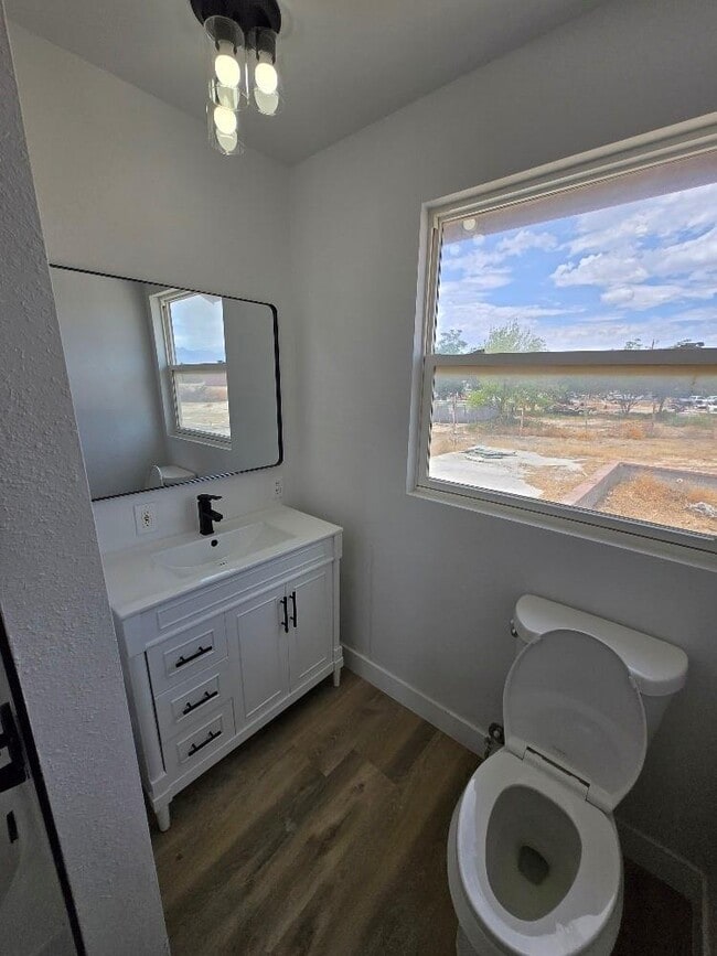 Building Photo - 270 W Patricia Ln