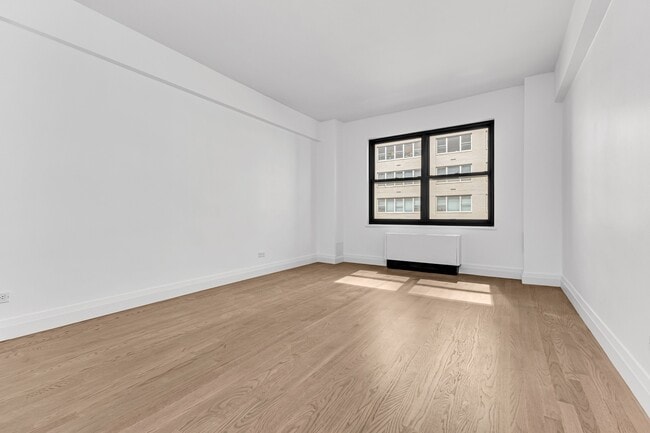 Building Photo - 140 E 56th St