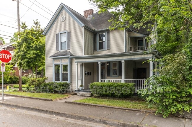 Building Photo - 820 Luttrell St